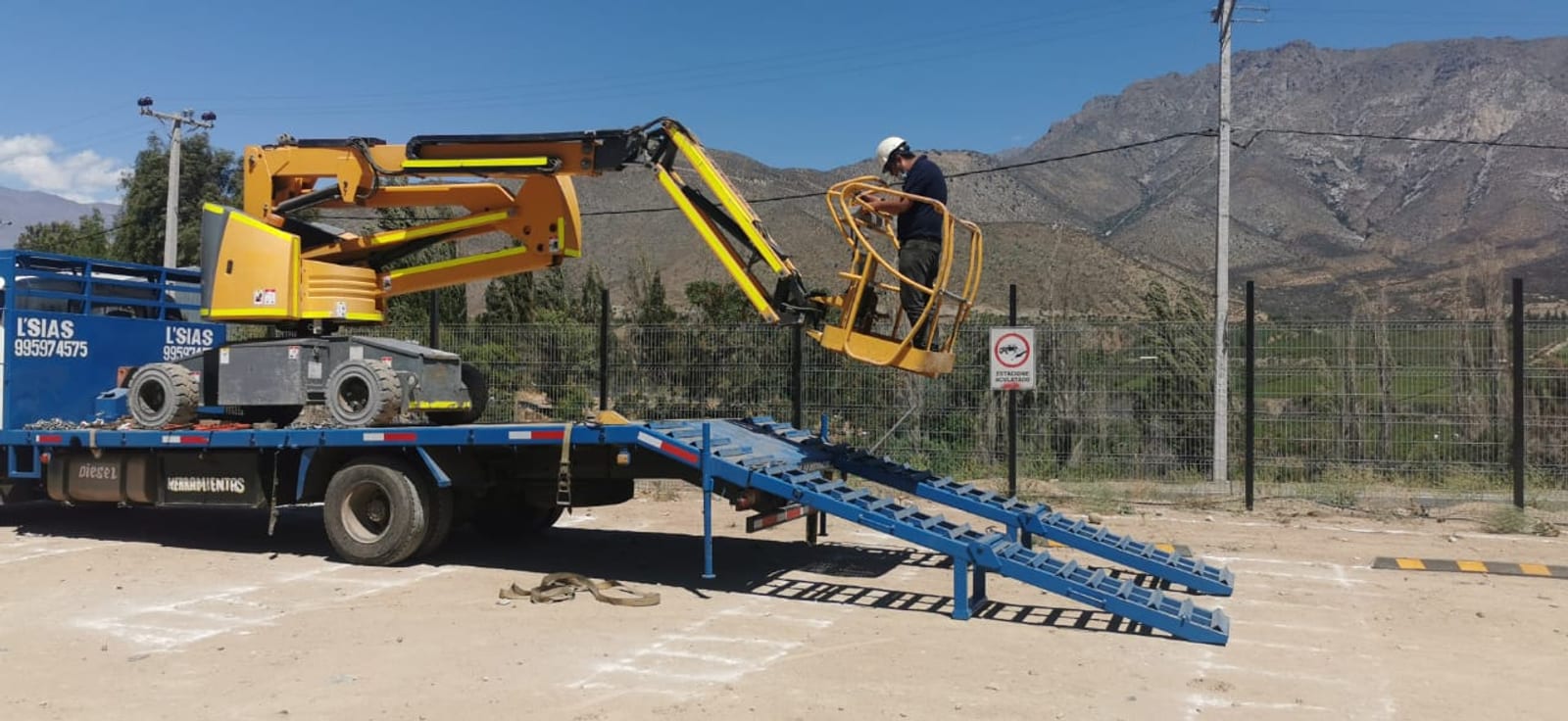 Equipo de Hadysic trasladando una plataforma elevadora en el Valle del Choapa